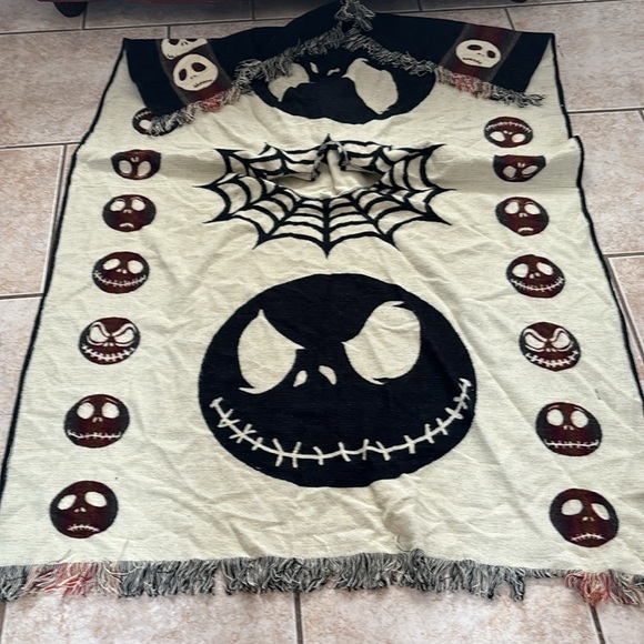 Tejidos Caymi Alpaca Blend Reversible Poncho Hoody Nightmare Before Christmas - Picture 6 of 7